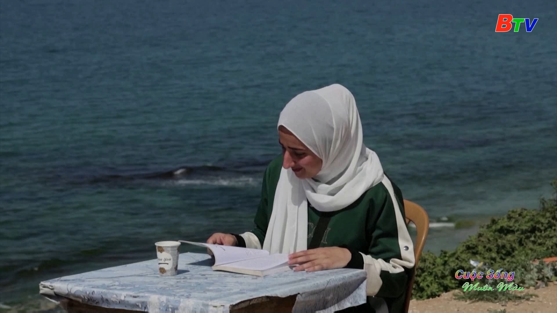 Cà phê sách ven bờ biển ở Gaza